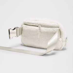 LULULEMON
Brand new — Everywhere Belt Bag - fleece /gold zipper & buckle